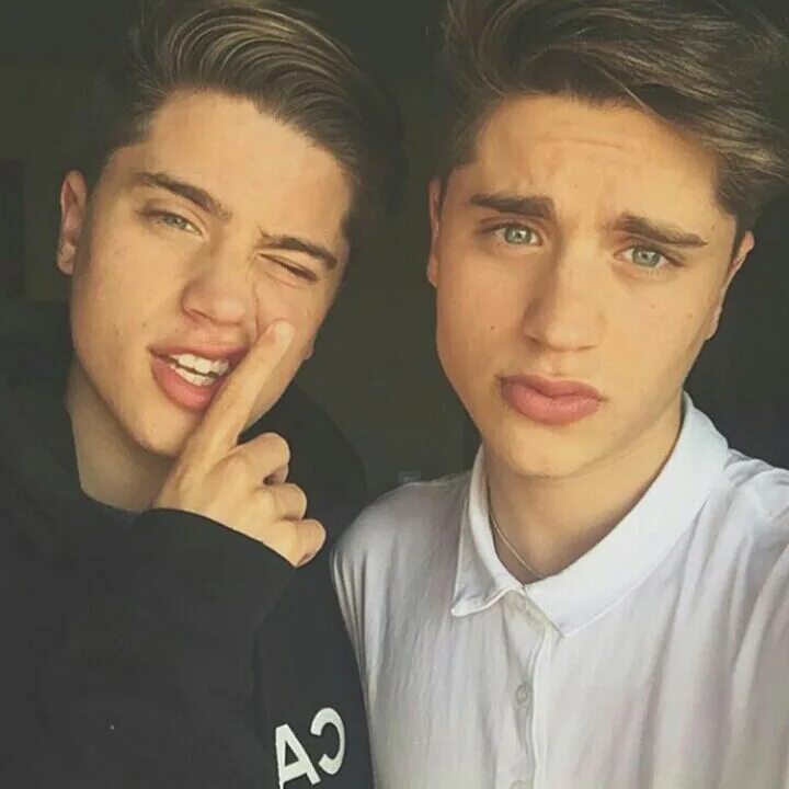 Близнецы 20 год. Мартинес твинс. Джордан стенмарк. Джек и финн харрисы близнецы. Близнецы непохожие друг на друга.