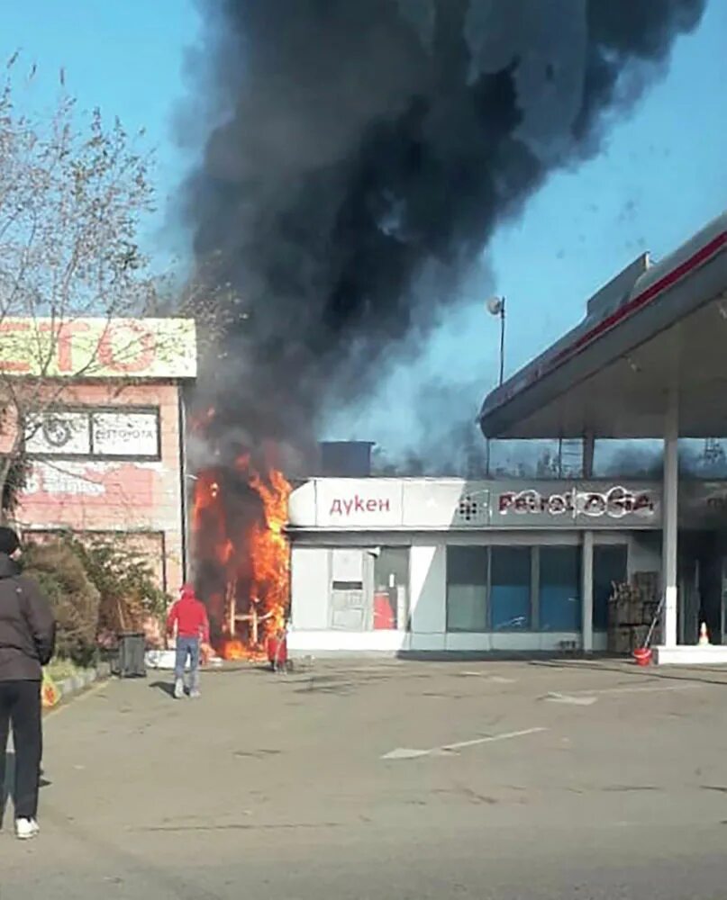 Горит азс. Пожар на азс. азс горит. сгоревшая азс. бензоколонка горит.