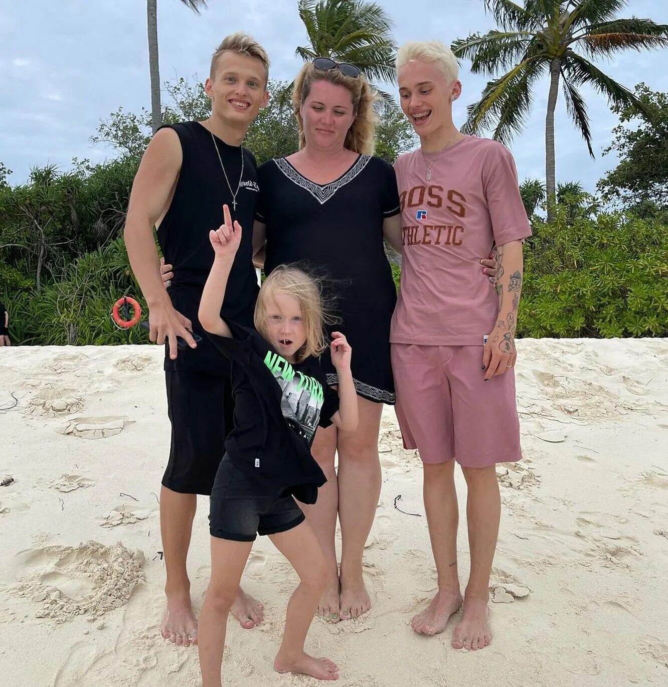 родители дани милохина. родители дани милохина. родители дани милохина. даня милохин родители. брат дани милохина илья пусть говорят.