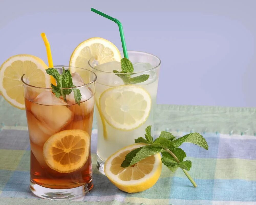 Напитки в течение дня. Iced tea and lemonade. летние охлаждающие напитки. холодный чай со льдом. освежающие напитки в жару.