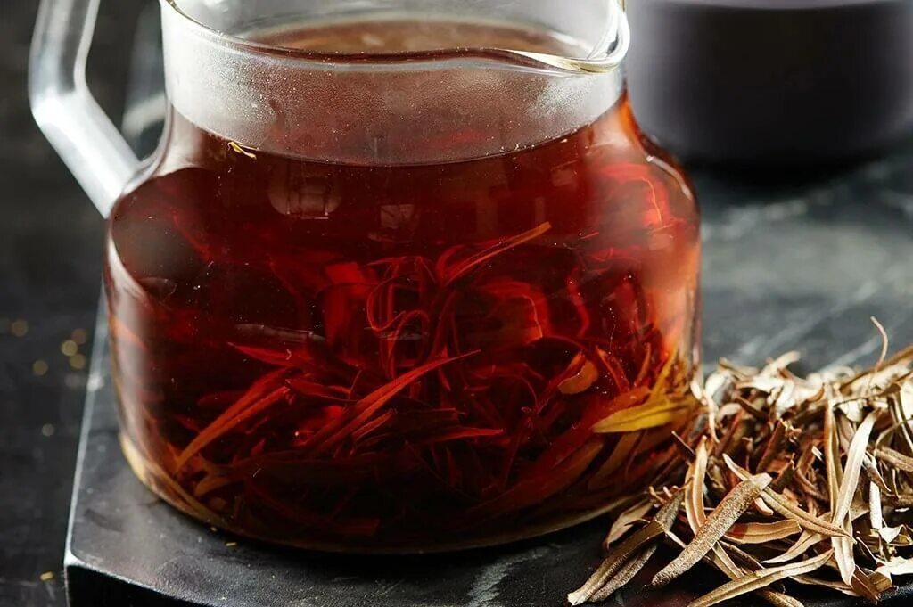 Чай с сахаром в пост пить можно. Листья чая. Необычный чай. Чай черный. Заварка чая.