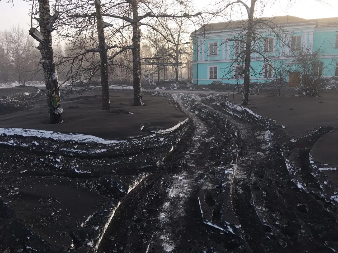 Черный снег новокузнецк. Прокопьевск черный снег. Где есть черный снег. Где есть черный снег. Черный снег.