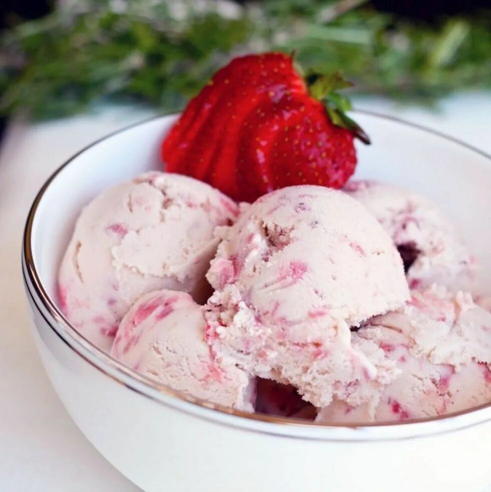 Strawberry arnaud мороженое. клубничное сливочное мороженое. мороженое «клубника». мороженое. мороженое сливочное клубничное.