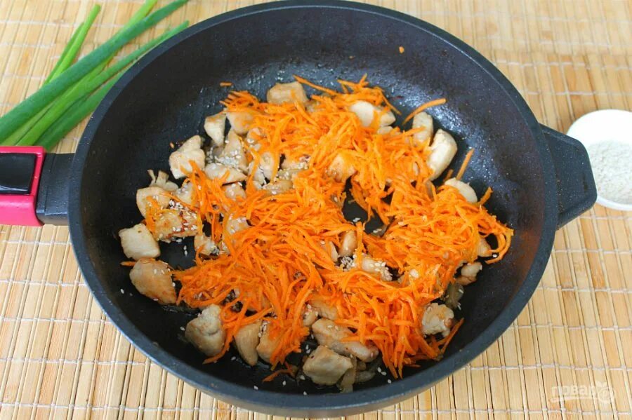 Куриная грудка с корейской морковкой. Морковь по корейски и куриная грудка. Кура запеченная с морковкой по корейски. Морковь по-корейски с курицей. Куриная грудка с морковью по корейски