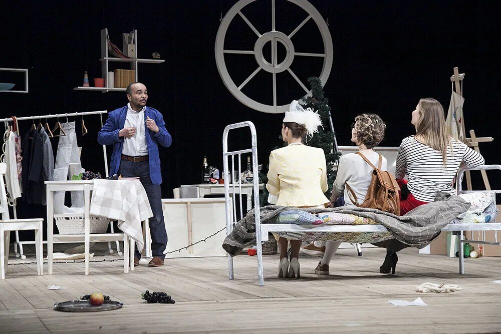 спектакль осторожно. спектакль "берегитесь, это женщины". осторожно эльфы театр наций. спектакль "осторожно, женщины! " вдовина сатирекон. спектакль тетки.