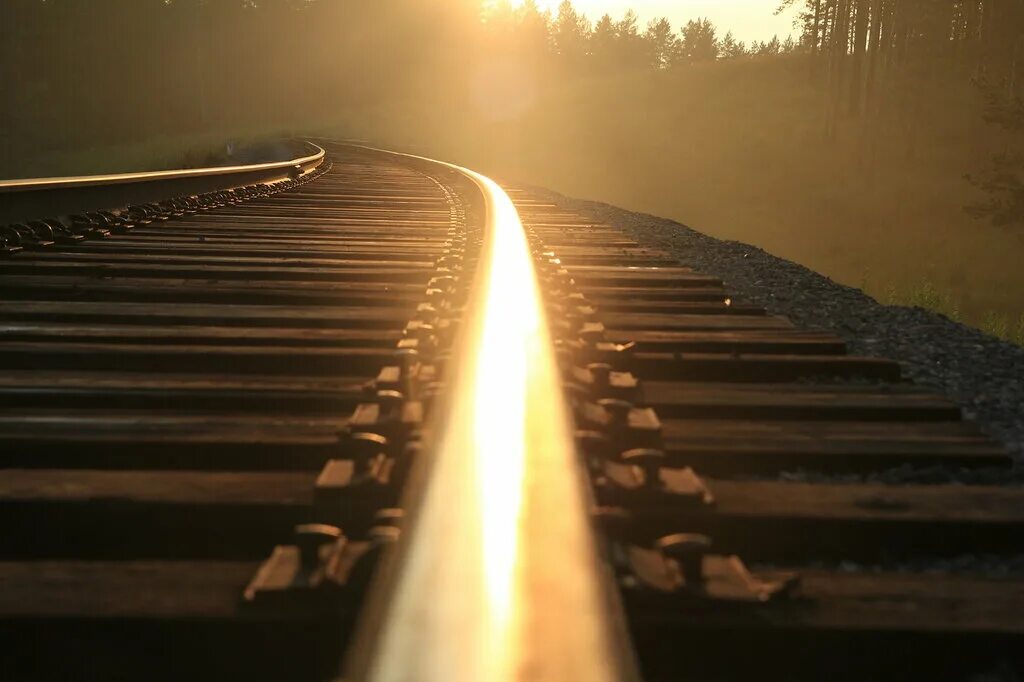 Рельсы во сне песня. Одиночество картинки. Пейзаж с рельсами. Грустно. Железная дорога уходящая вдаль.