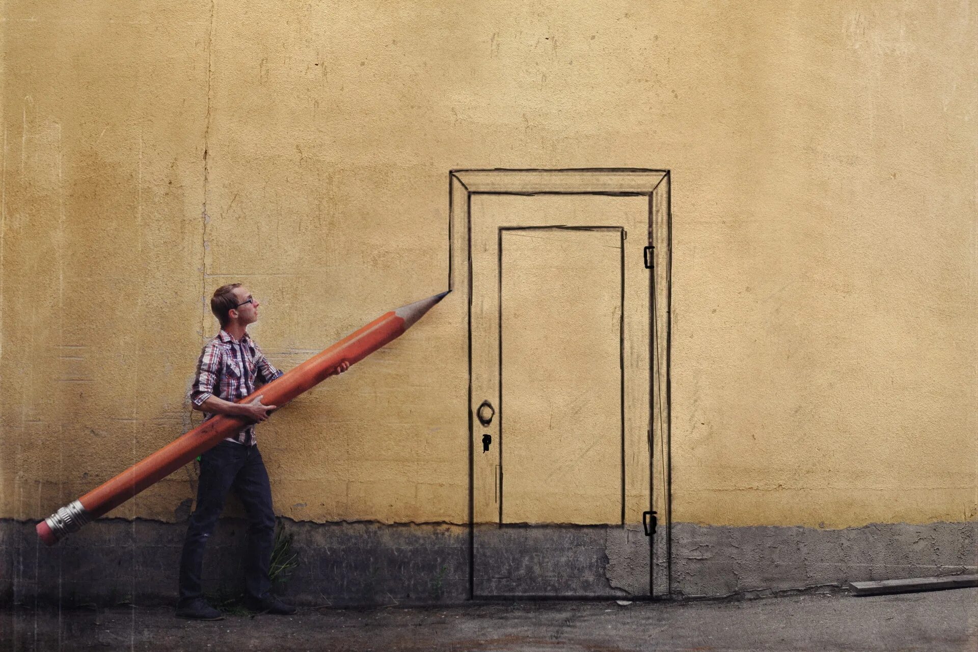 Стоит огромная стена. Креативные двери. Двери креатив. Человек на фоне двери. Креативная реклама дверей.