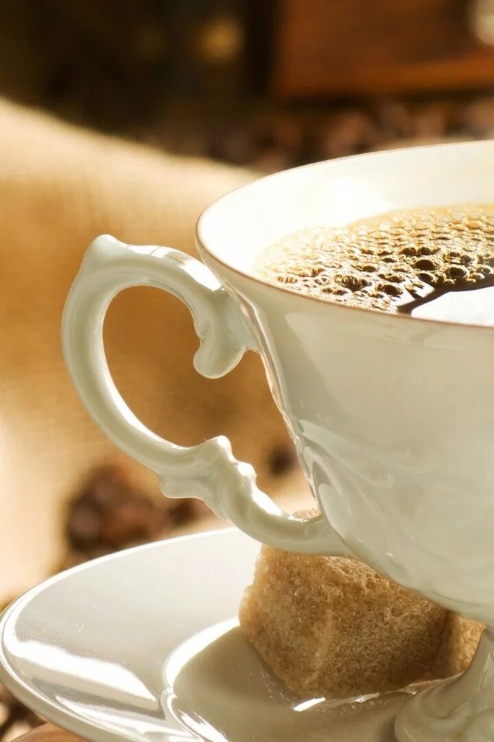 Красивая чашка кофе. Кофе в белой чашке. Чашечка кофе с ложечкой сахара. Чашка с блюдцем для кофе. Чай кофе без сахара