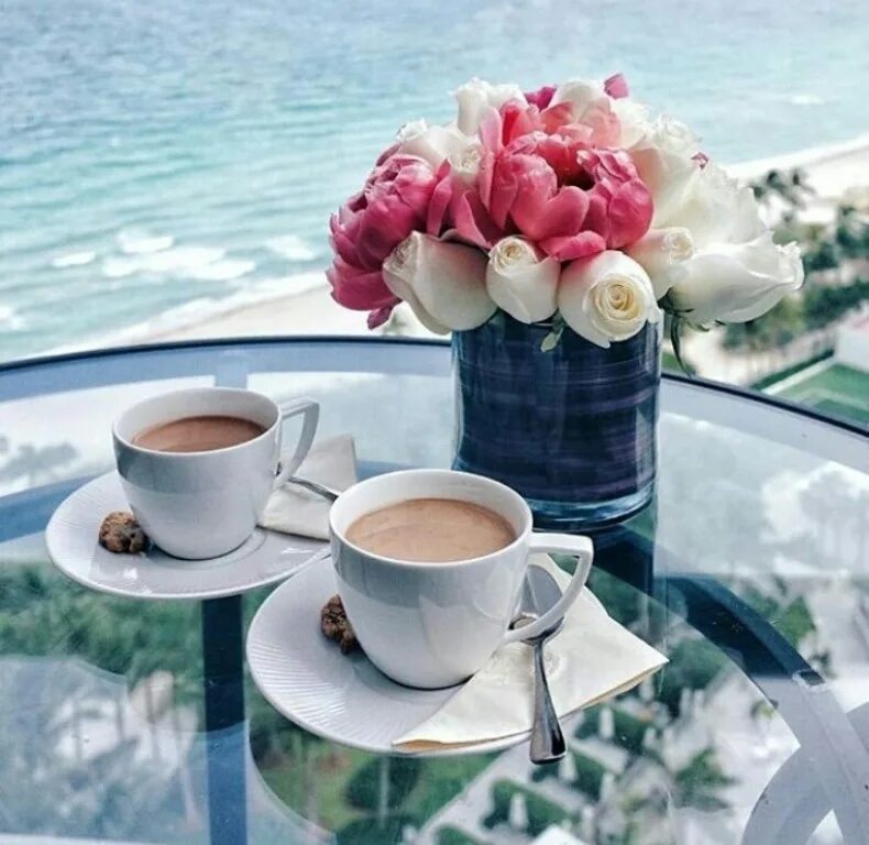Утро картинки красивые новые. Доброе утро море. Утро на море с кофе. Доброе утро море и кофе. Чашка кофе на море.