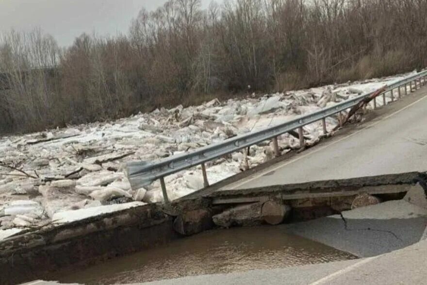 Паводок в бузулуке оренбургской области 2024. Мост в Бузулуке через Самарку. Бузулук мост через реку Самара. Река Самарка Бузулук. Мост Бузулук Оренбургская область.