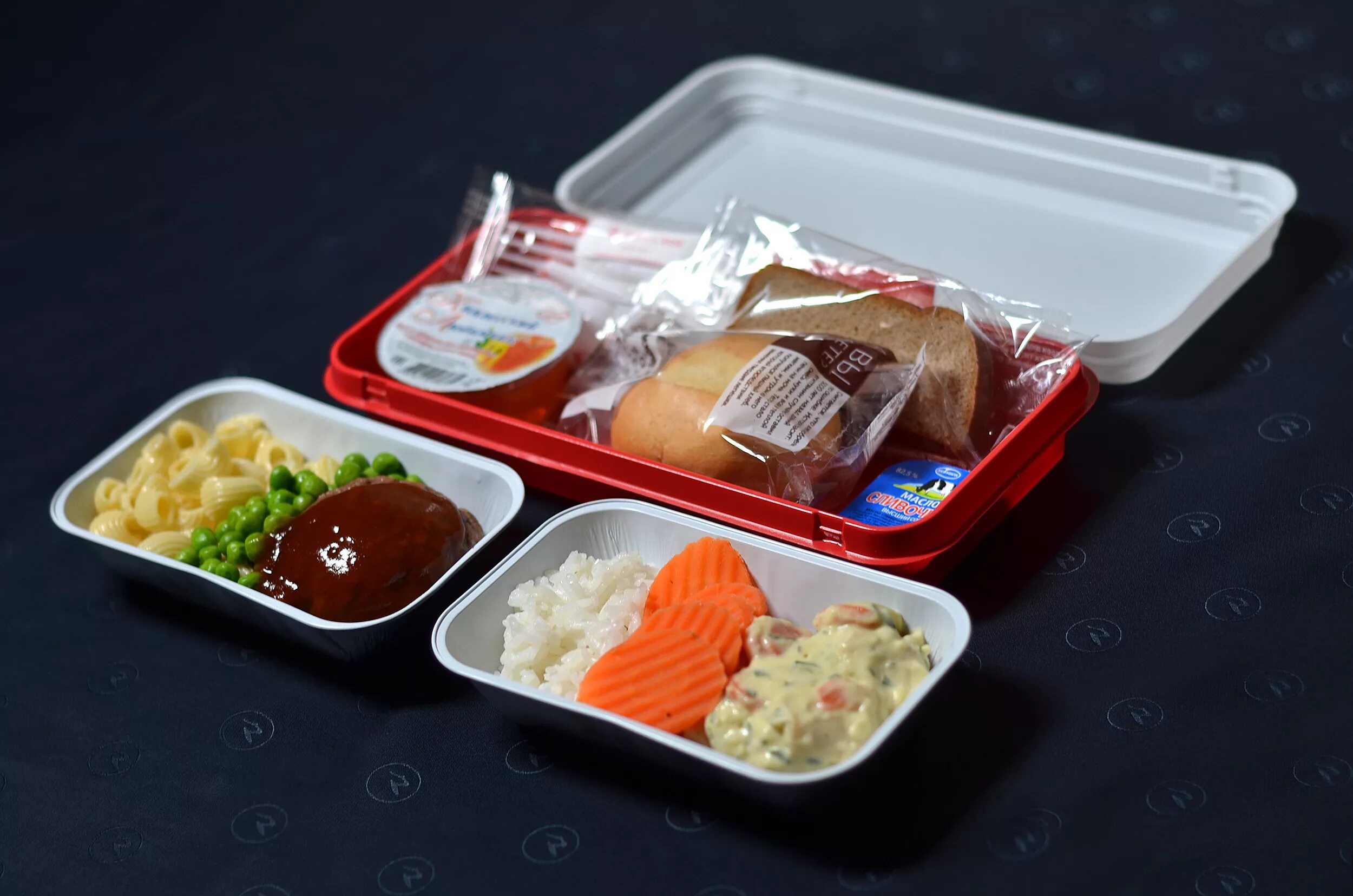 Бортпитание авиакомпании Россия. Контейнер для бортового питания. Посуда для бортового питания. Еда в самолете упаковка.