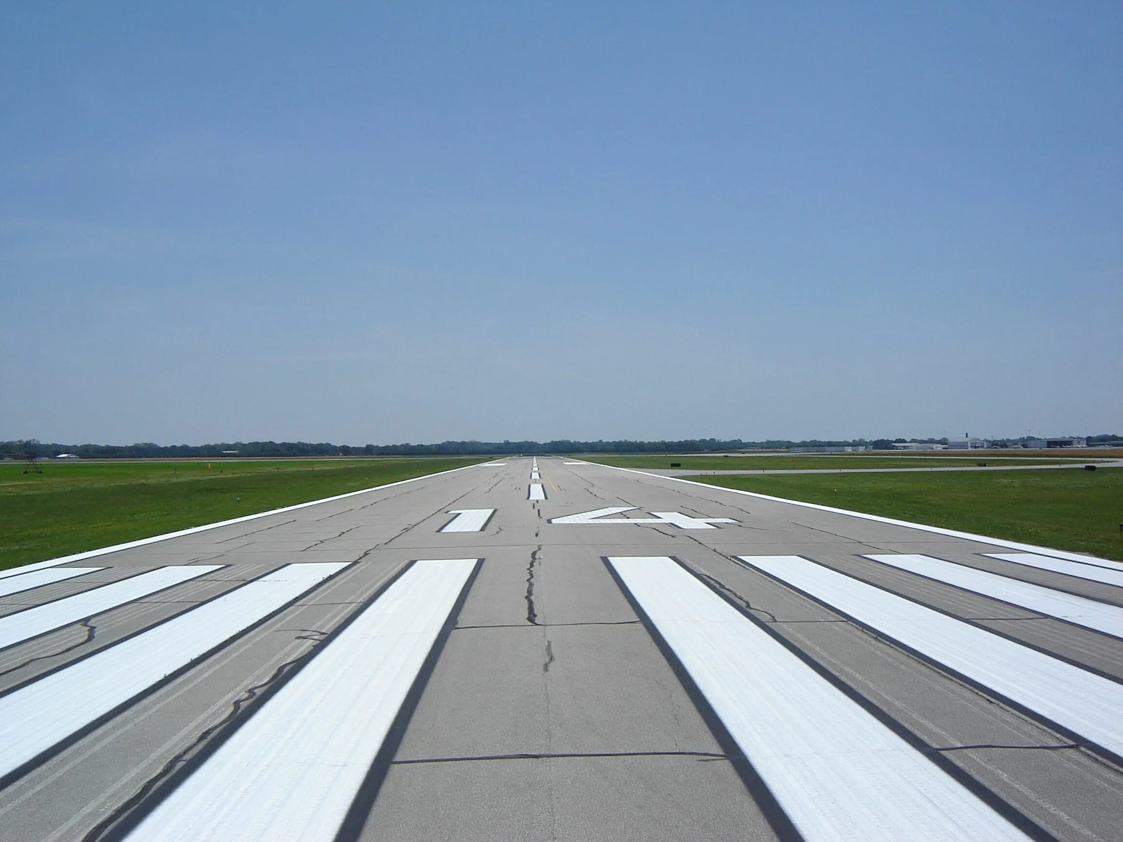 Airport road. Взлетная полоса. ВПП. Школа Взлетная полоса. Взлётно-посадочная полоса в Англии с машинами.