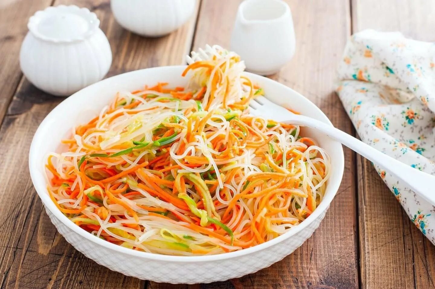 Фунчоза с корейской морковью. Фунчоза с корейской морковкой и свежим огурцом. Салат корейский овощами с фунчозой. Корейские салаты фунчоза морковь. Овощная фунчоза.
