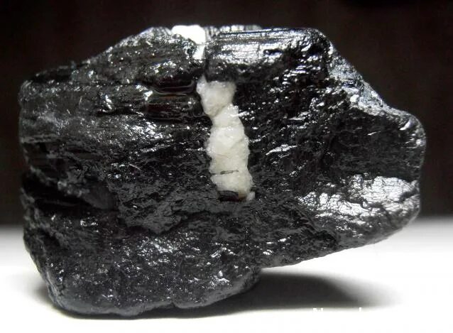 минералы темного цвета. черный горный хрусталь морион. кварц черный минерал. кварц морион минерал. турмалин и обсидиан.