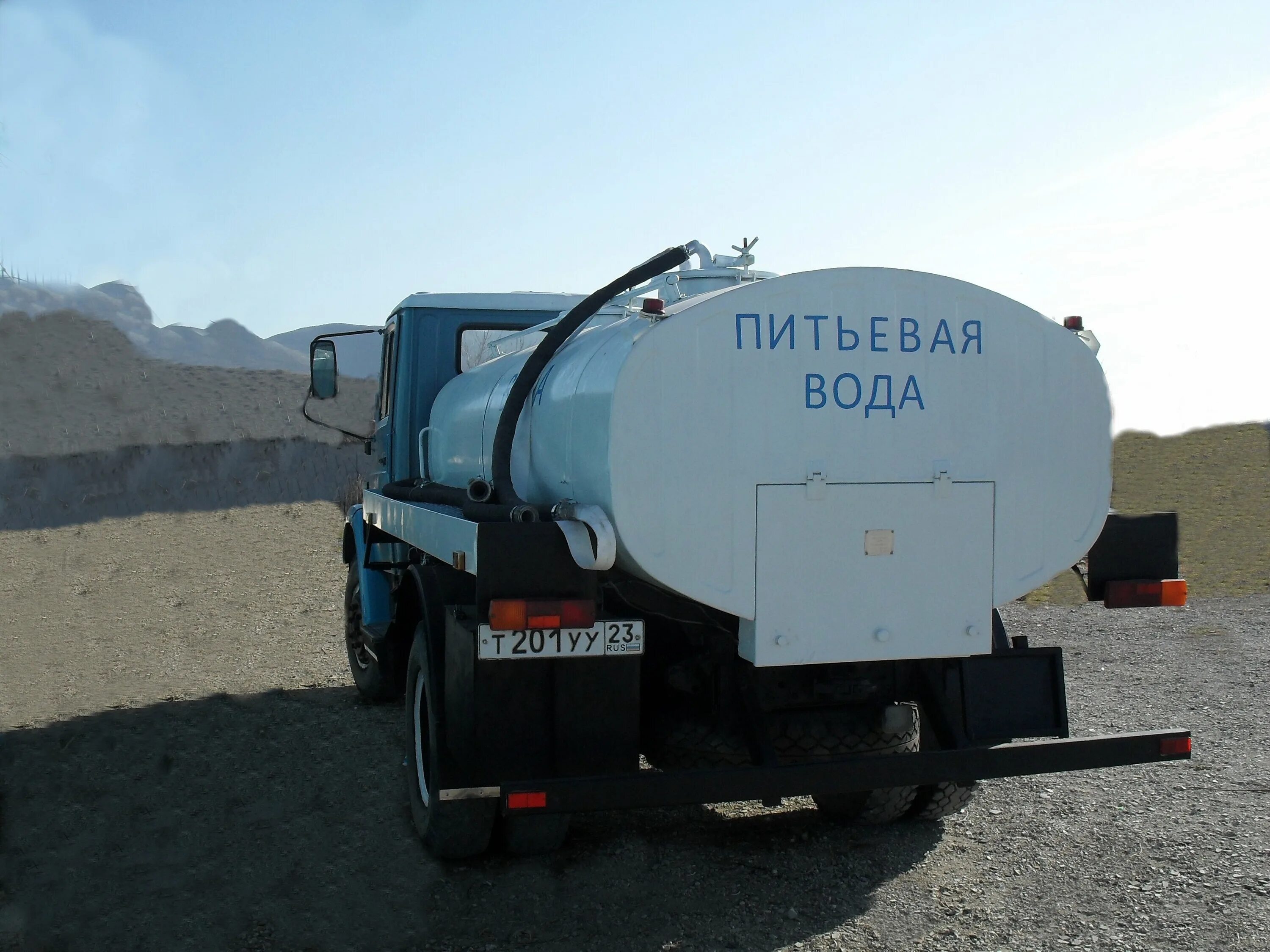 Доставка технической. ЗИЛ водовозка. Подвоз технической воды. Водовозка для питьевой воды. Подвоз воды автоцистернами.