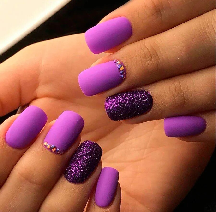 Сиреневые короткие ногти дизайн. Фиолетовый маникюр. Фиолетовый матовый маникюр. Сиреневый маникюр. Маникюр в фиолетовых тонах.