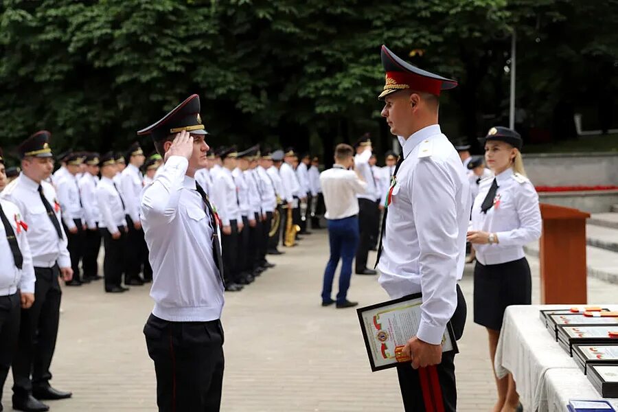 Вручил погоны