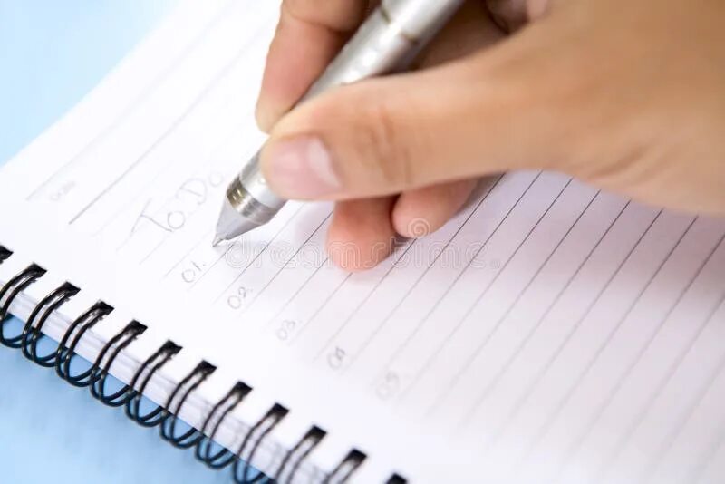 Пишет list. Составляет список фото. Иллюстрация чеклист человек. Список картинка. Листок со списком.