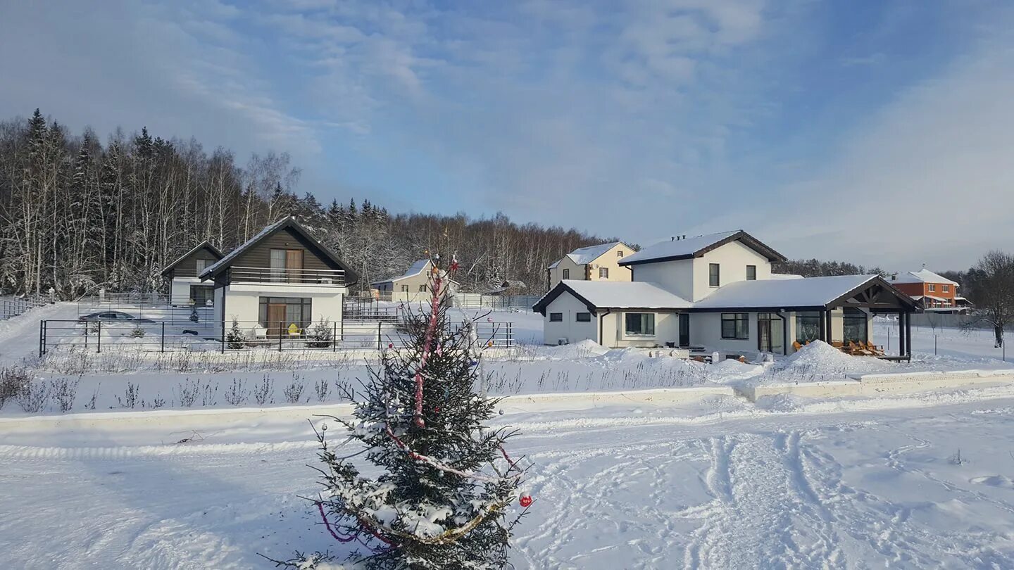 Деревня горки 1. Горки Вилладж Калуга. Усадьба «gorki Village» Калужская область. Горка Дзержинский. Кондрово деревня горки снять дом для отдыха.