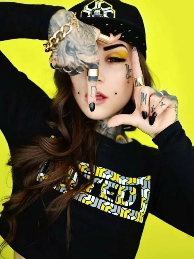 Дерзкий mp3. Monami Frost. Дерзкая девушка. Крутая девушка. Крутые девочки.