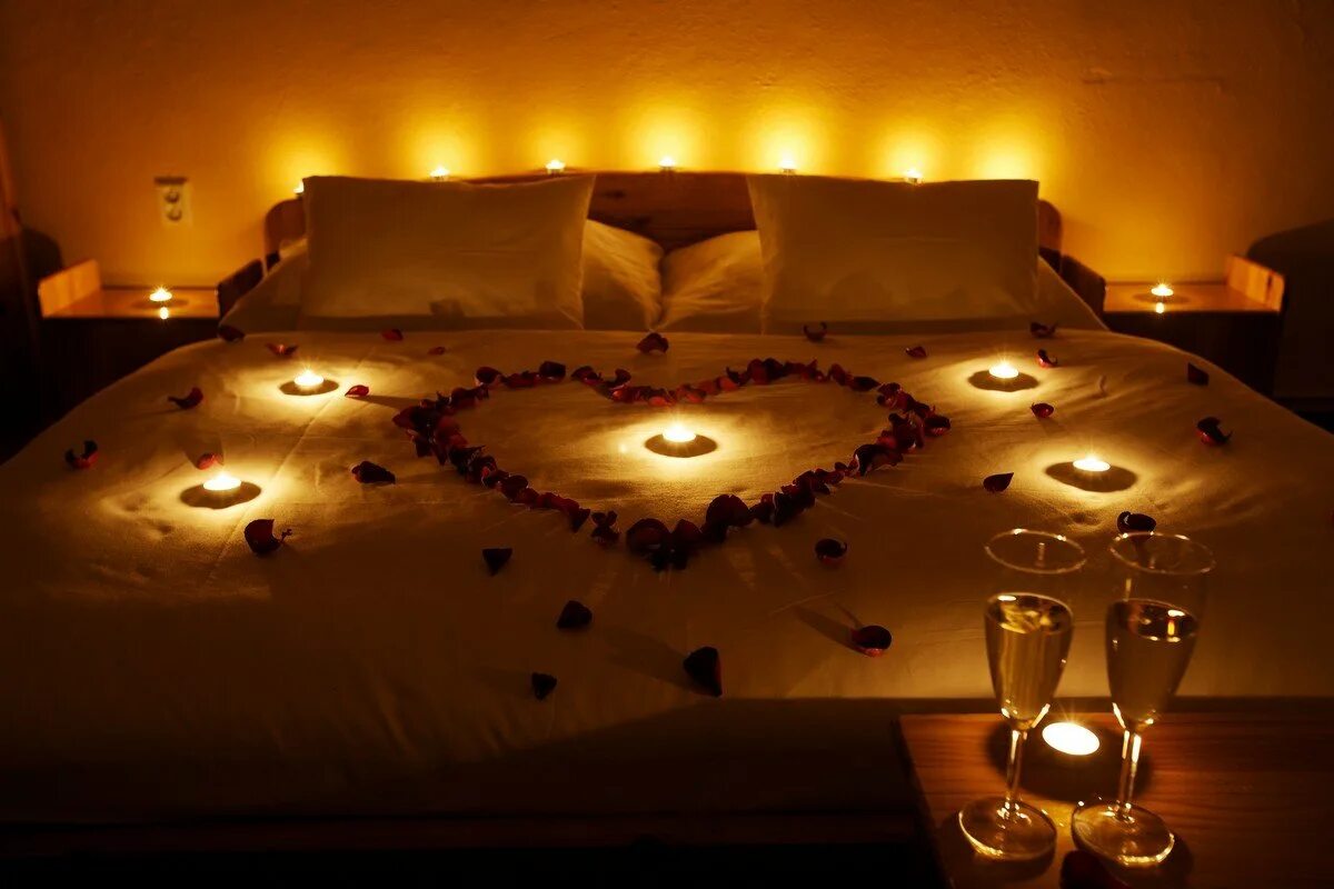 Можно ли заниматься интимной жизнью при свечах. Романтический вечер. Романтичная кровать. Романтическая обстановка. Романтическое украшение комнаты.