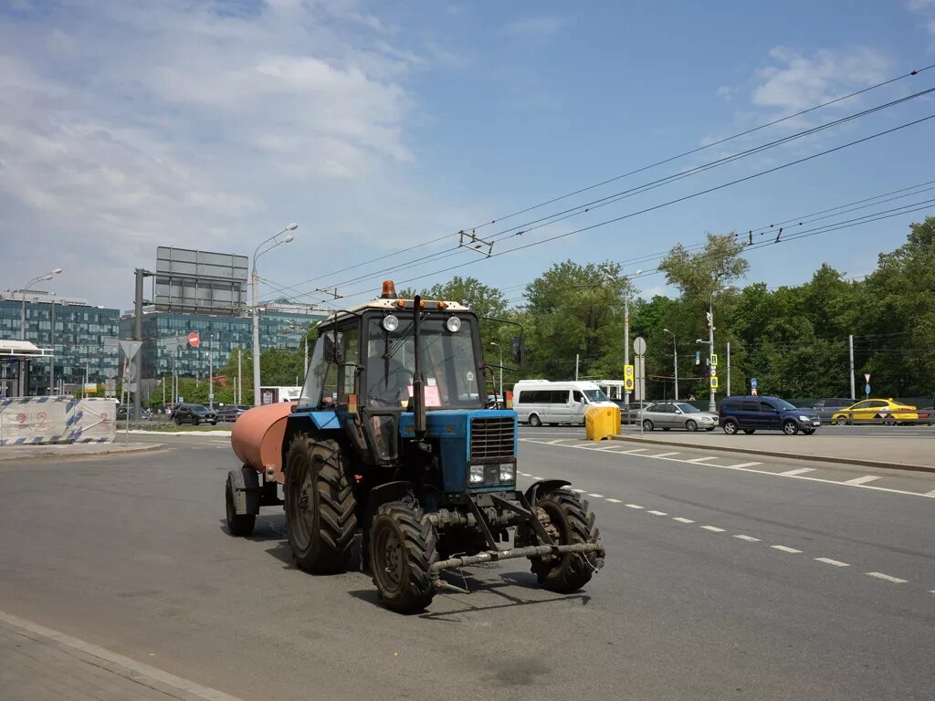 Московский тракторный. Коммунальная уборочная машина Беларус 82.1. Ко 705 уборочная машина. Коммунальная машина на базе трактора. Трактор поливочный в Москве.