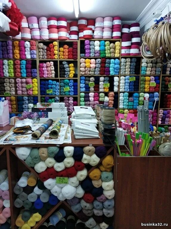 стрейчевые нитки для шитья. город нитка. витрина для пряжи. магазин пряжа город губкин. город нитка.