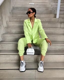 Как сочетать костюм и кроссовки в сезоне 2021-2022: составляем модные образы для