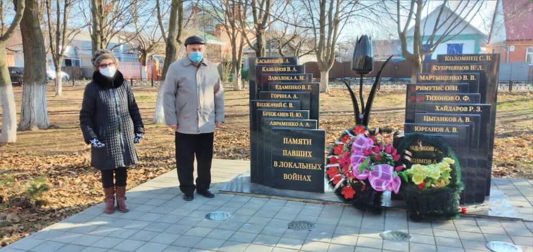 Памяти воинов погибших в локальных конфликтах. День памяти погибших в локальных конфликтах. День памяти воинов погибших в локальных конфликтах. Аллея памяти в Приморско-Ахтарске.