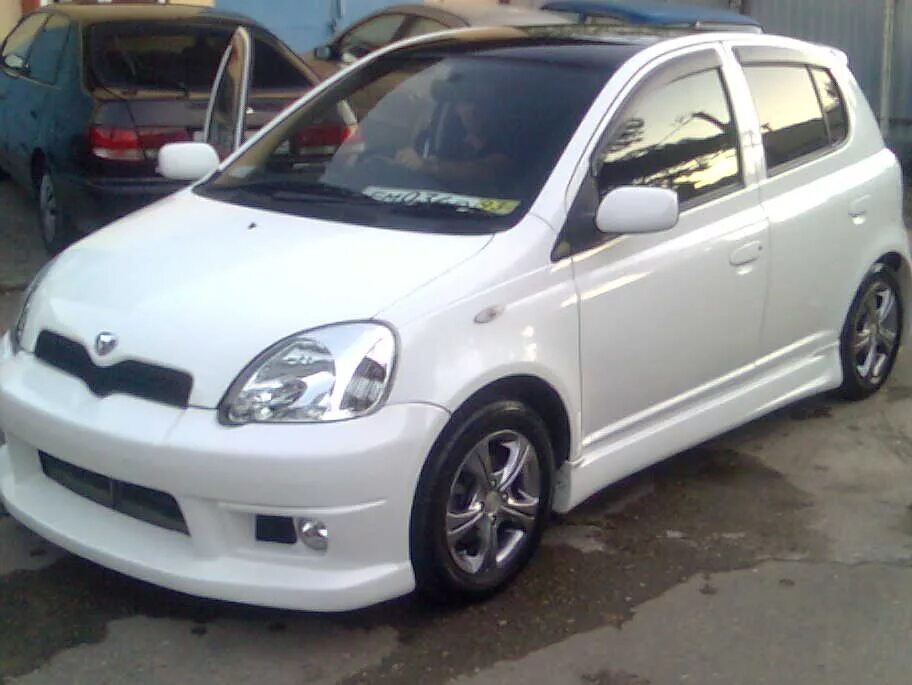 Купить витц дром. Toyota Vitz 10. Тойота Витц купе 2001. Toyota Vitz 1. Toyota Vitz, 2001 в обвесе.