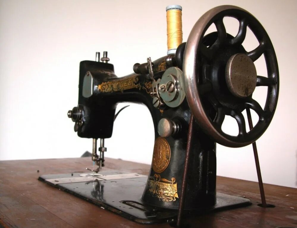 Обслуживание швейной машинки. Швейная машина. Швейная машинка сломалась. Ремонт швейных машин. Красивая швейная машинка.