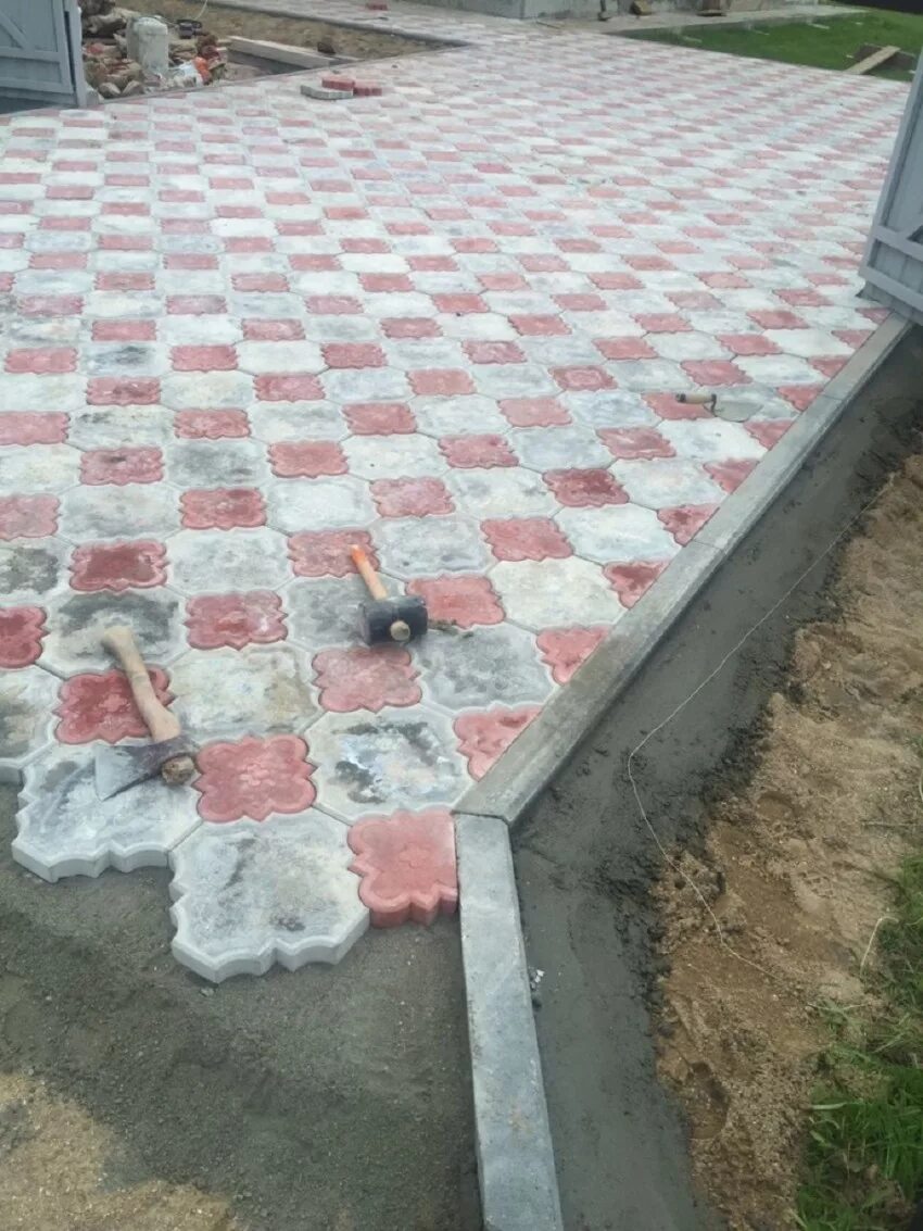 Как положить бетонную тротуарную плитку