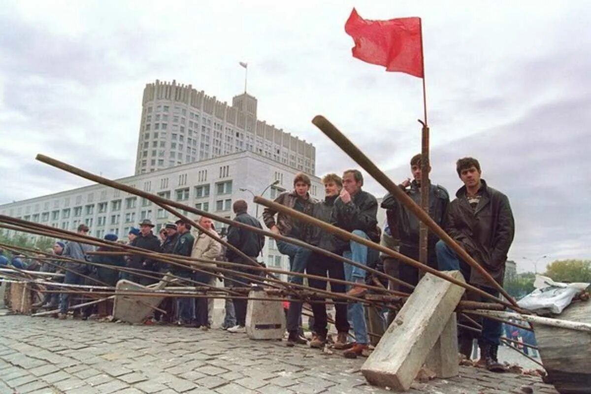 Москва 1993 год 3 октября штурм Останкино. Путч 1993 белый дом. Баррикады в Москве 1993. Белый дом баррикады 1993.