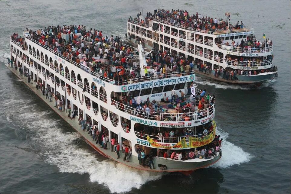 Много пароходов. Много людей на корабле. Морской транспорт для пассажиров. Куча людей на корабле. Водный транспорт Индии.