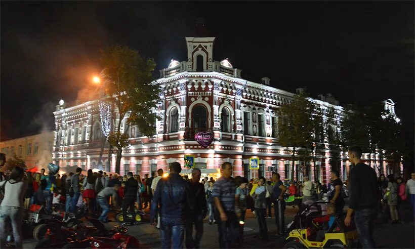 Директор городского дк новозыбков. Новозыбков фото города. День города новозыбков. Парк города новозыбкова. Площадь города новозыбкова.