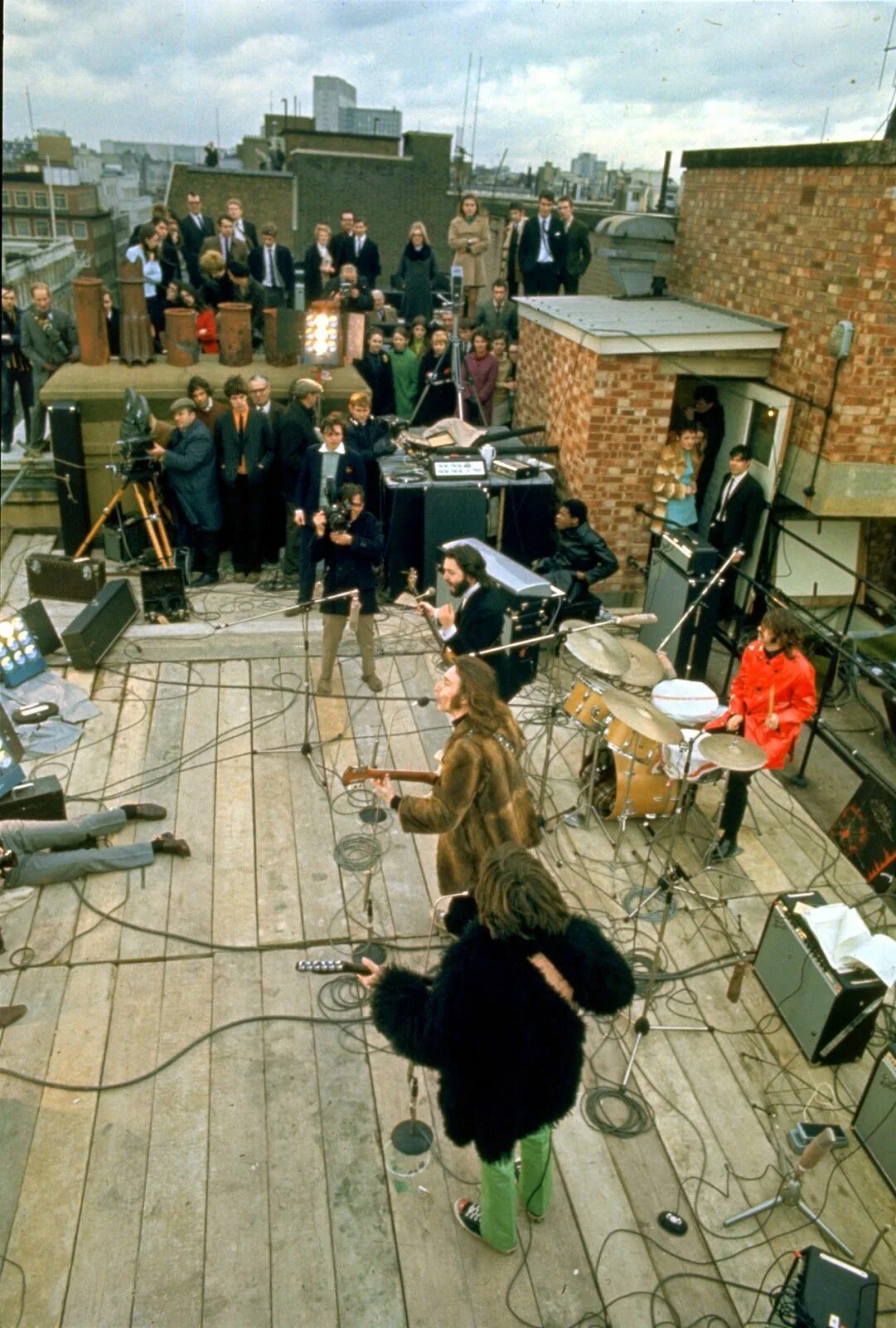 Last public. The Beatles на крыше 1969 г. Концерт Битлз на крыше в 1969. The Beatles (Битлз) - Apple Rooftop Concert.1969. (Битлз-последний концерт). Beatles 30 января 1969.