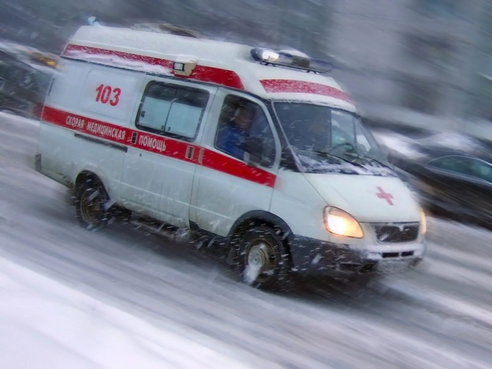 Машина скорой помощи едет. Машина скорой помощи зима. Скорая зимой.