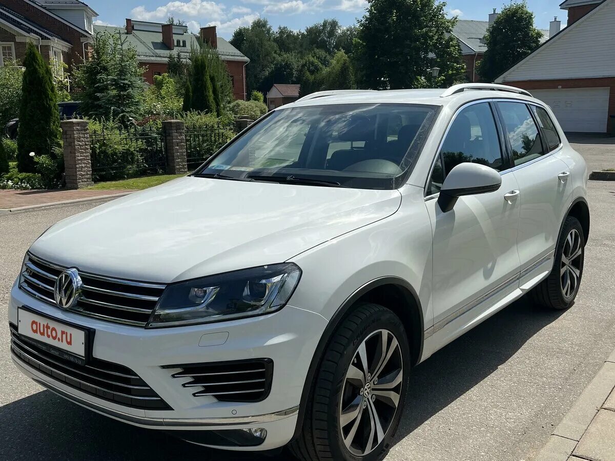 Volkswagen touareg б у. Фольксваген Туарег. Битый Туарег белый. Игрушки белый Volkswagen Touareg. Новый белый Туарег в Москве.