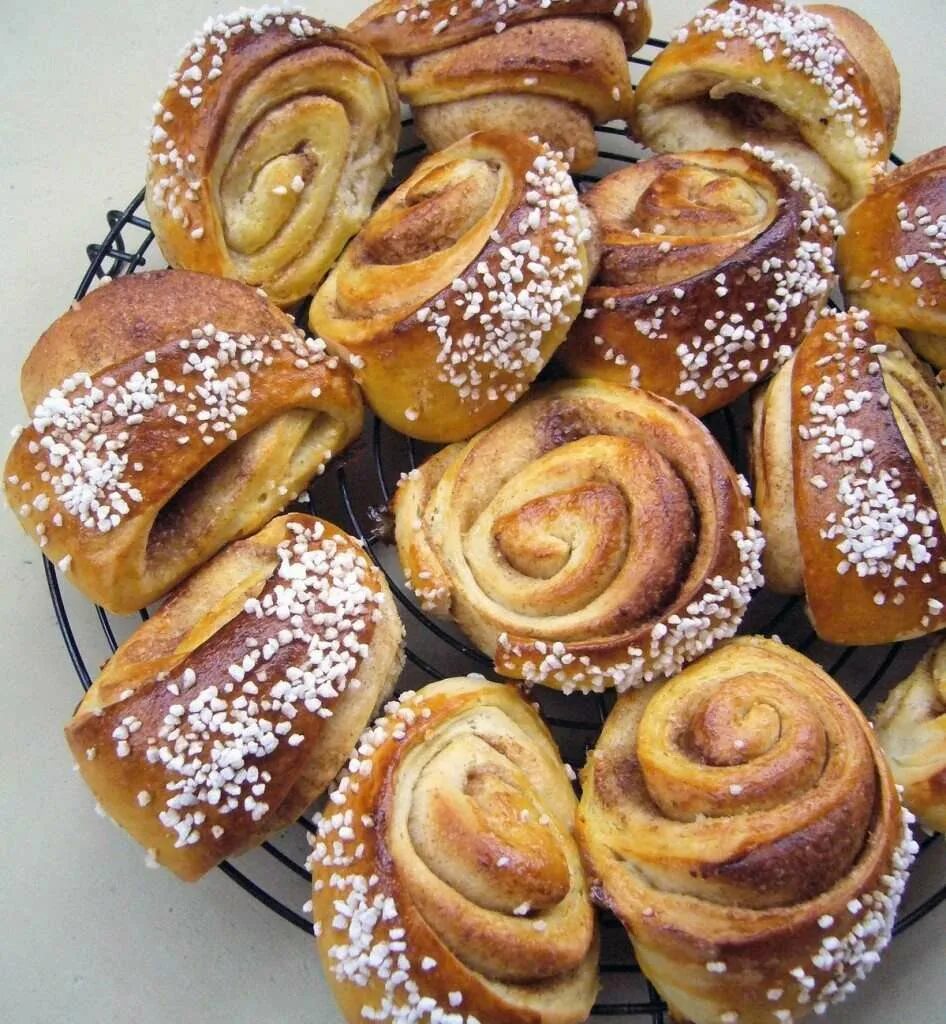 Булочки рецепты с фото. Выпечка домашняя булочки. Булочки из дрожжевого теста. Красивые сдобные булочки. Сладкая булочка.