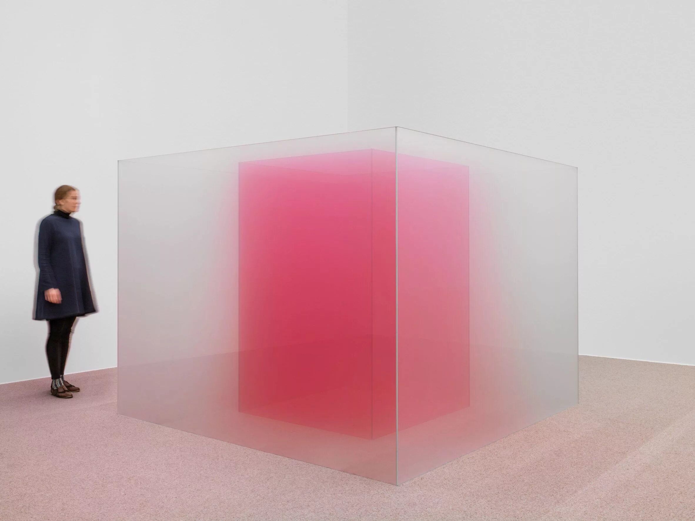 Розовыми стеклами внутрь. Ларри Белл. Ларри Белл Кубы. Инсталляция из стекла. Стеклянный куб инсталляция.