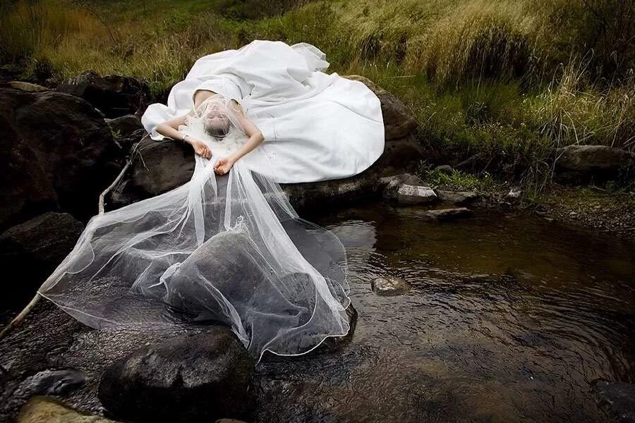 К чему снится купаться в грязной. Невеста в разорванном платье. Порванное свадебное платье. Невеста в грязном платье. Трэш фотосессия в свадебном платье.