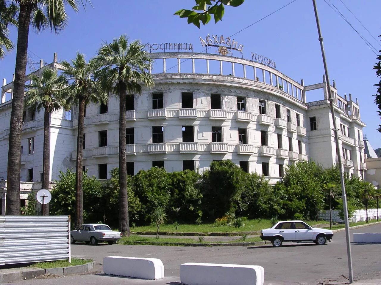 Гостиница Абхазия Сухум. Отель Сухуми в Сухуме. Гранд-отель Сухум, Абхазия, Сухум. Сухуми гостиница Абхазия сейчас.