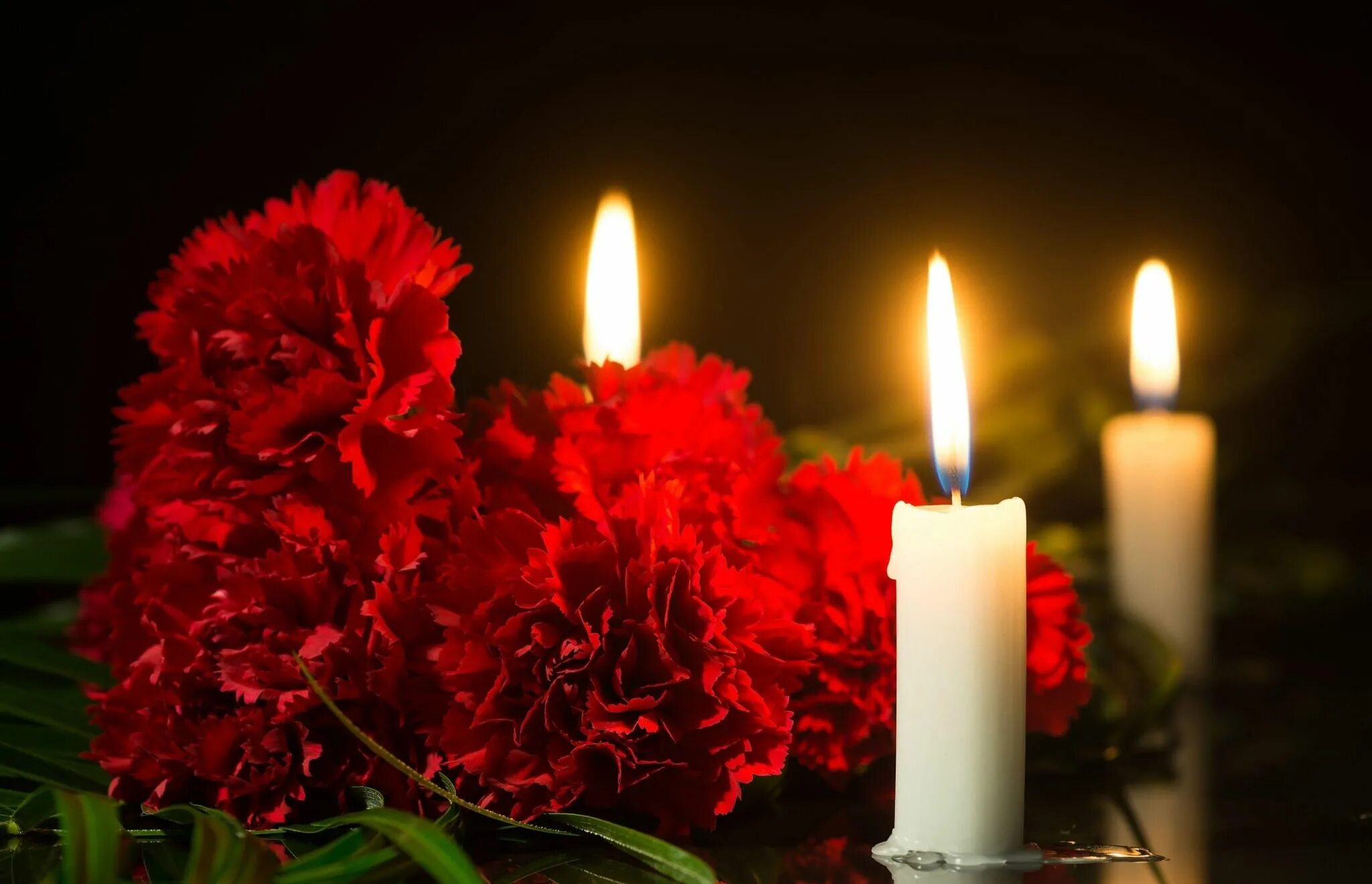 Поминальная свеча. Траурная свеча. Свеча похоронная. Свеча памяти. Свечи и цветы.