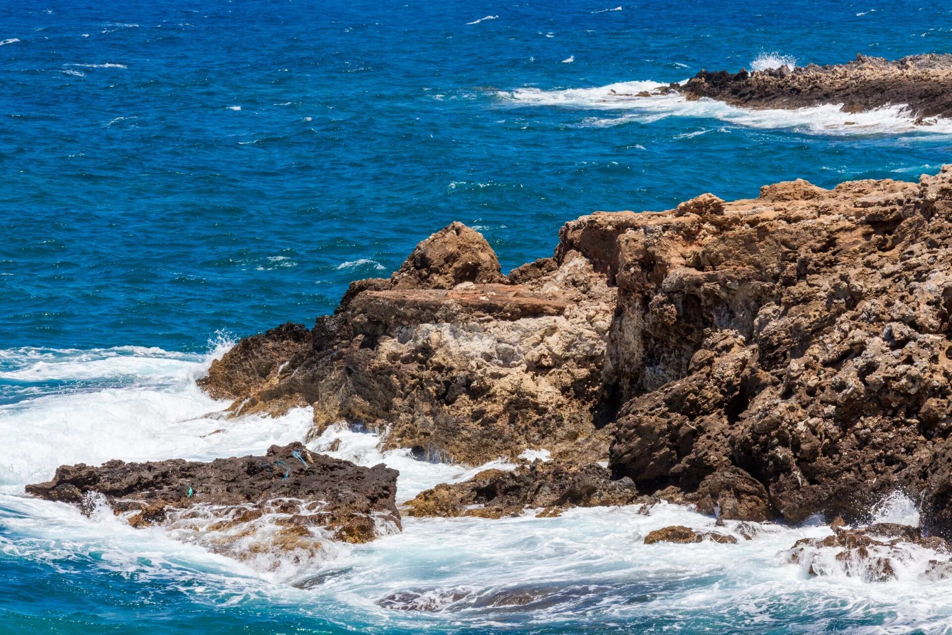 Blue coast. Средиземное море. Скалистый берег. Скалистый берег моря фото. Изрезанный берег.