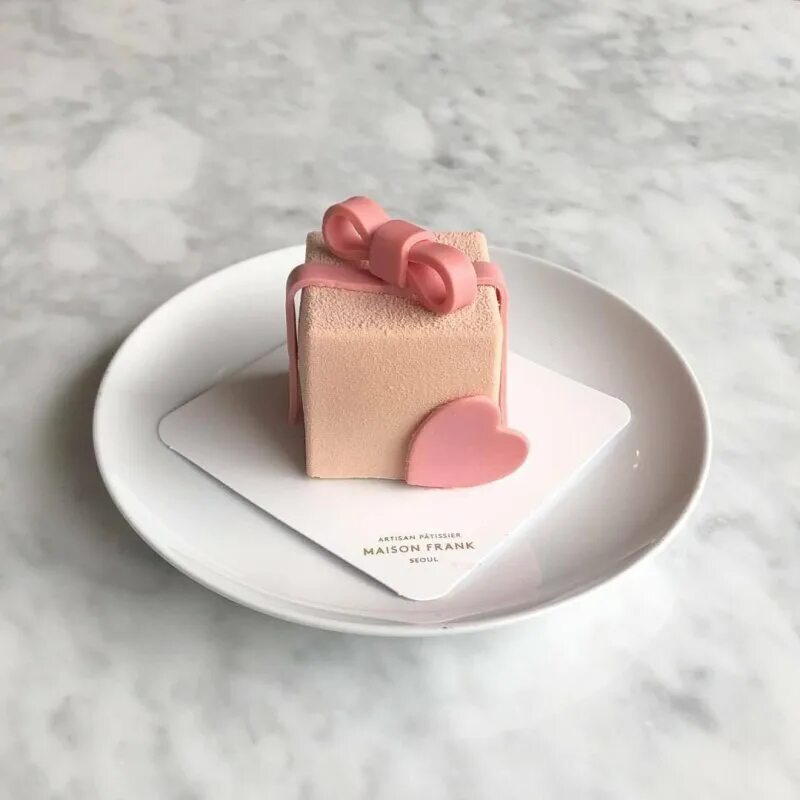 Милый торт для девочки. Стильный торт для девочки. Elena gnut торты. Муссовый торт детский. Стильный торт на годик.