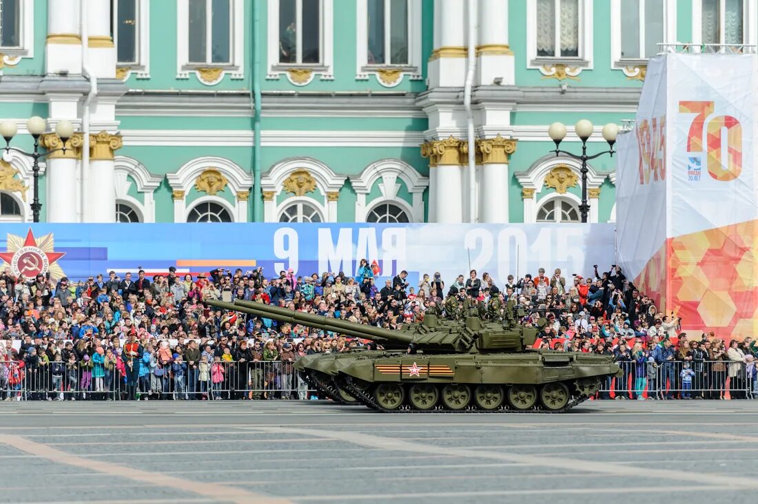 Программа 9 мая санкт. Парад Победы в Санкт Петербурге. Дворцовая площадь в Санкт-Петербурге 9 мая. Парад Победы 9 мая СПБ. Бессмертный полк Дворцовая площадь.