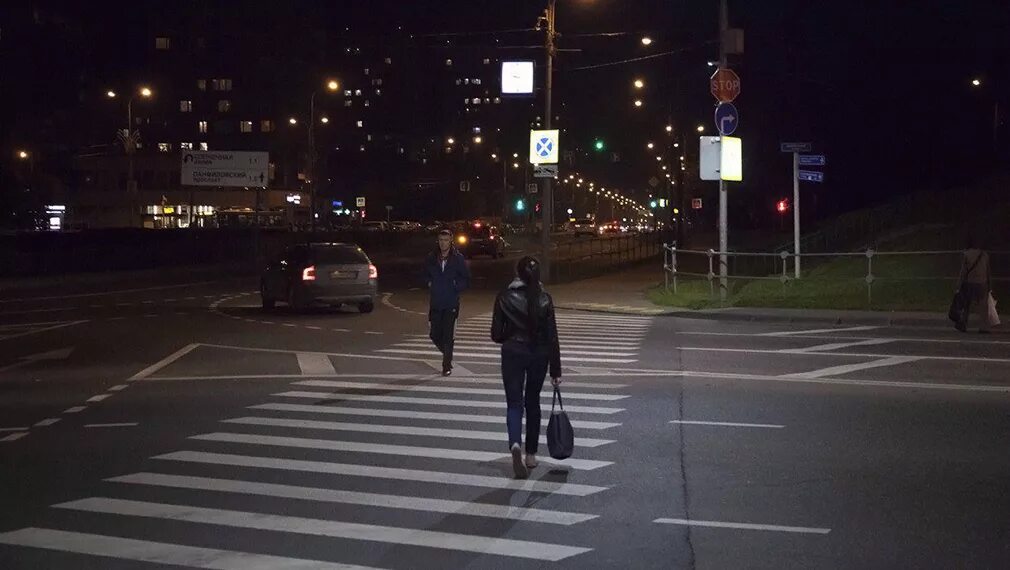 Пешеход ночью. Пешеход ночью на дороге. Пешеходный переход Москва. Пешеход в темноте.
