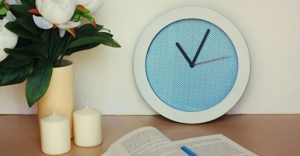Часы diy clock. Часы на скотче. diy clock jingong. часы на полке.