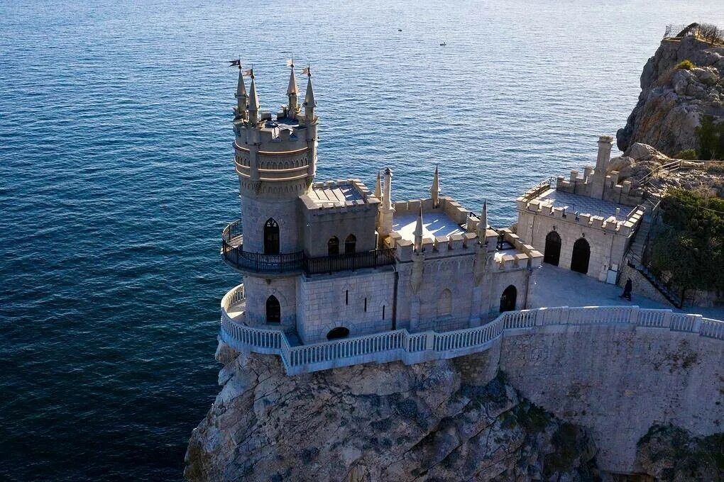 Дворец-замок ласточкино гнездо(гаспра, ялта). Замок в крыму. Ласточкино гнездо 2023. Гаспра ласточкино гнездо. Расстояние от судака до ласточкино гнездо.