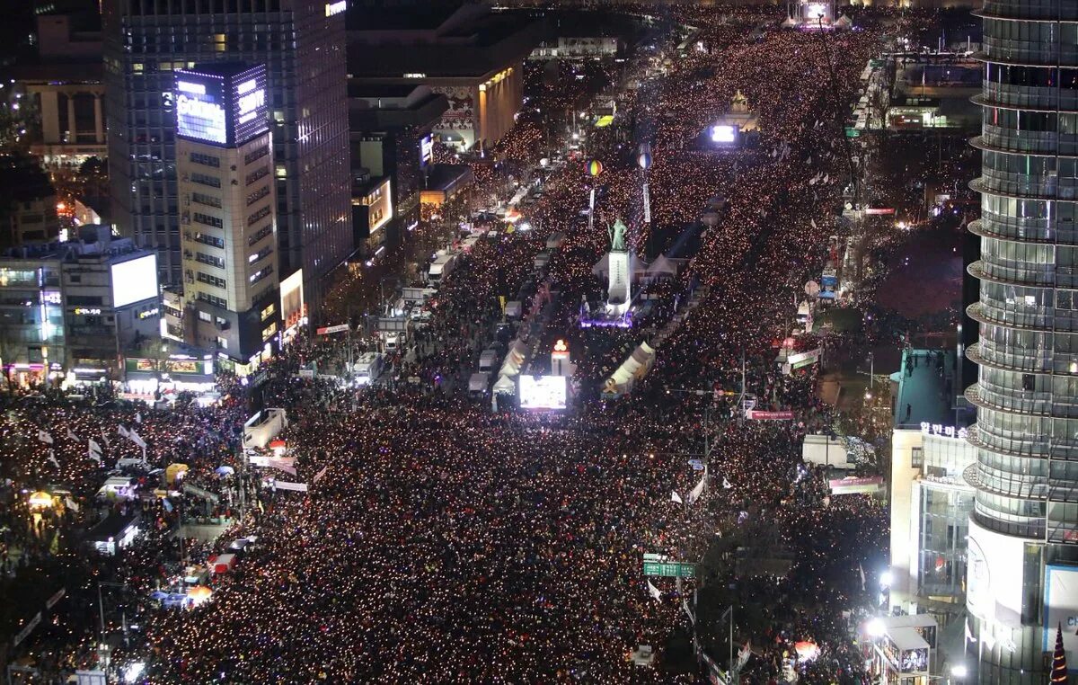 Сеул южная корея люди. Ручей чхонгечхон. Сеул плохая сторона. Жизнь в сеуле. Южная корея люди на улицах.